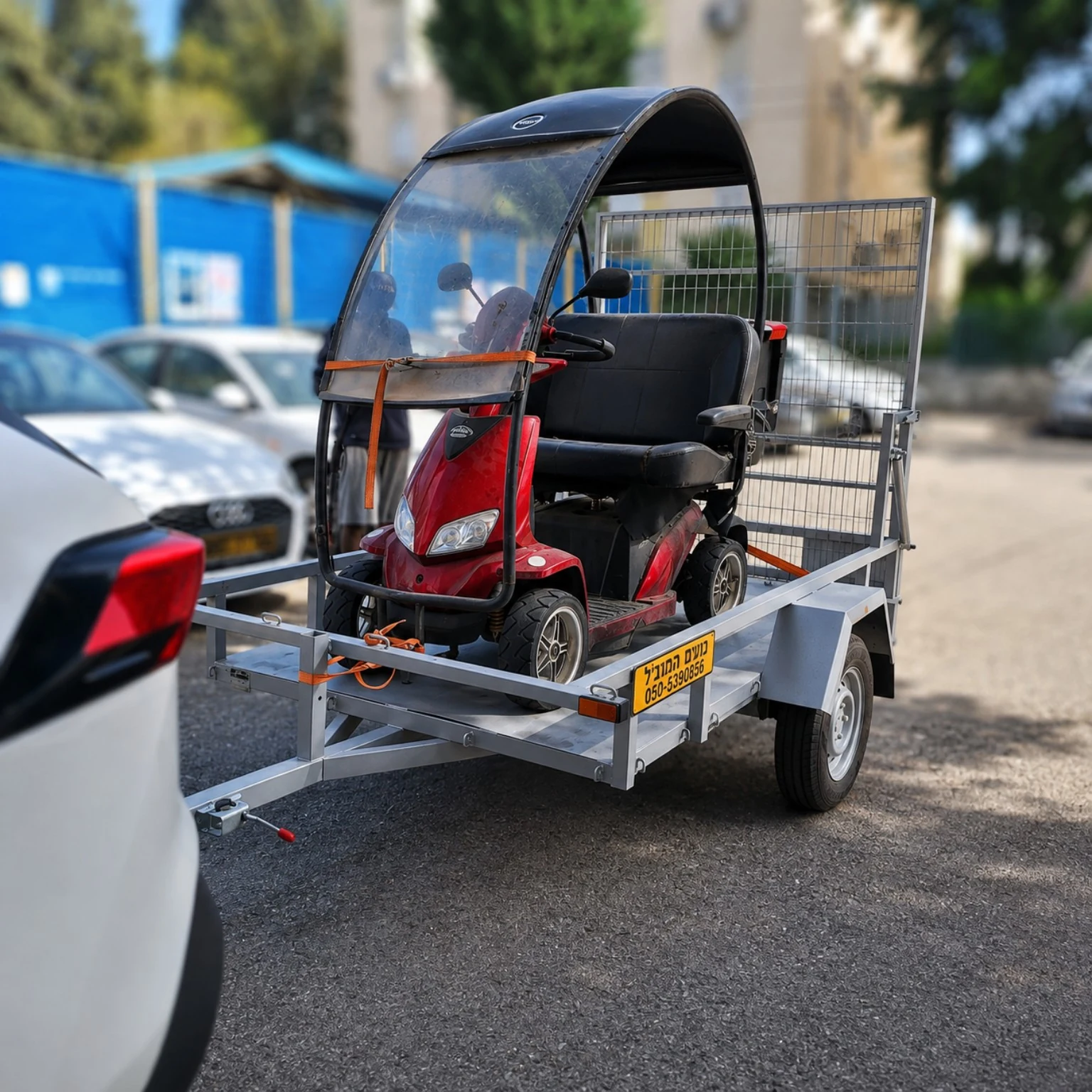 קלנועית אדומה קשורה על נגרר